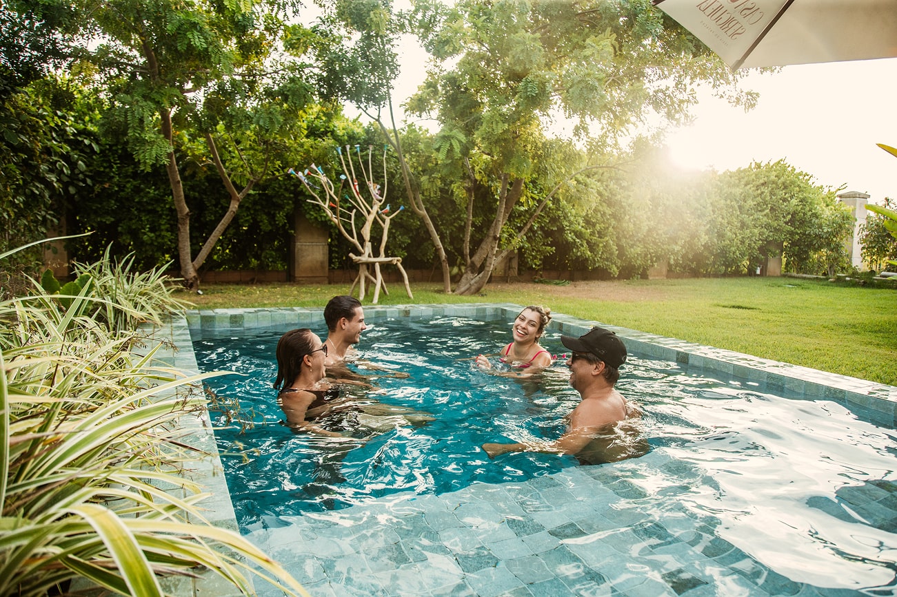 Momentos em família na piscina